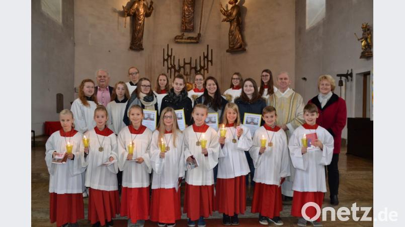 Acht Ministranten, sechs Mädchen und fünf Buben, werden in die Schar der Ministranten aufgenommen. Dazu gratuliert ihnen Pfarrer Josef Most, Diakon Herbert Sturm und PGR-Sprecherin Elisabeth Völkl. Vier Ministrantinnen werden aus ihren Dienst verabschiedet. Ihnen gilt großer Dank. Bild: gi