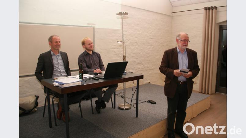 Man habe sich auf die Fahne geschrieben, zum Gedenken an die Hinrichtung des Grafen, jährlich eine Gedenkveranstaltung anzubieten, so Bürgermeister Herbert Bauer (vorne), als er Jörg Skriebeleit (links) und Jan Svimberský (Zweiter von links) begrüßt. Bild: wro