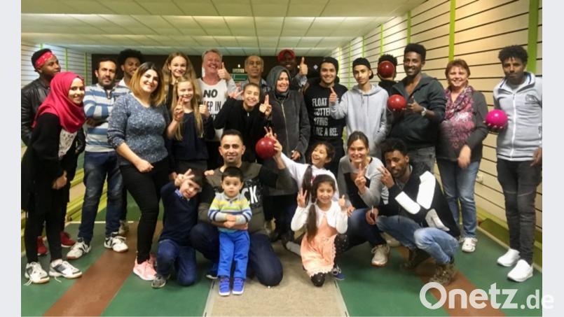 In allen Teams der Kegelmeisterschaft wetteifern Eritreer, Iraker, Syrer und Deutsche in sportlicher Gemeinschaft, bestens umsorgt von Margareta Schneider (Zweite von rechts). Bild: fjo