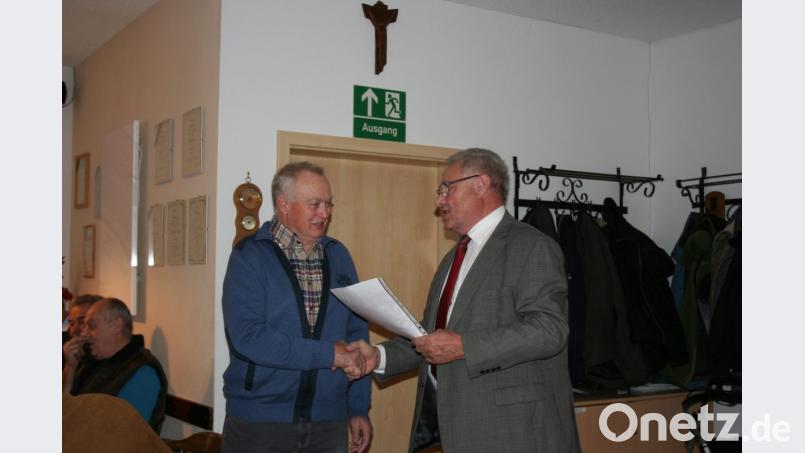 Mit einer Ehrenurkunde würdigt der Bayerische Imkerverband die 25-jährige Treue von Erhard Altmann (links) zu den Eschenbacher Bienenzüchtern. Vorsitzender Anton Schönberger überreicht in der Jahreshauptversammlung des Imkervereins dem Pressather die Auszeichnung. Bild: gpa