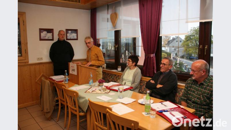 „Wir treten nicht mehr an“, verkünden Edwin Ulrich, Sieglinde und Gustl Sperber (Zweiter bis Vierter von links). Das Amt des Schriftführers übernimmt Helmut Wildenauer (rechts). Mit im Bild Kreisvorsitzender Thomas Döhler (links) aus Pechbrunn. Bild: wro