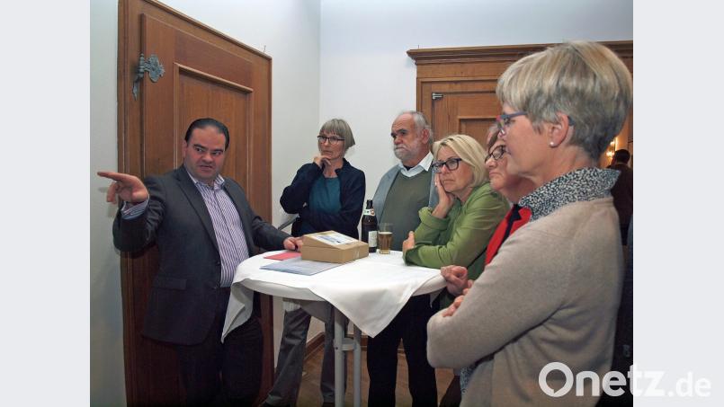 In Arbeitsgruppen, wie hier mit Harald Herrle (links), Wirtschaftsförderer des Landkreises, zum Thema „Wirtschaft und Tourismus“ arbeiten die Teilnehmer der Nachhaltigkeitskonferenz. Bild: sön