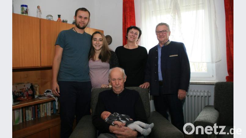 Karl Ernstberger feierte am Donnerstag seinen 101. Geburtstag. Mit der kleinen Hanna machten ihm Bastian und Kristina (von links) das wohl schönste Geburtstagsgeschenk. Zudem gratulierten zweiter Bürgermeister Fritz Holm und Schwiegertochter Anita. Bild: wro