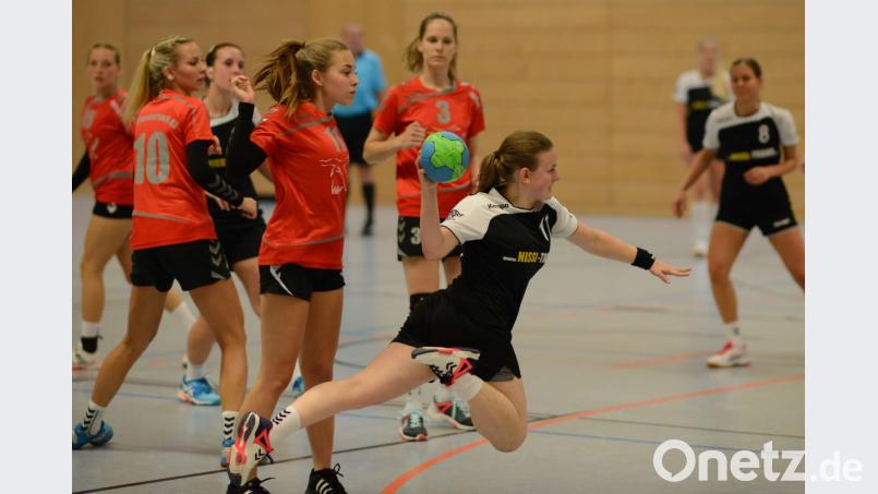 Magdalena Hermann (Szene aus dem Spiel gegen Oberviechtach) war zuletzt drei Mal gegen die HG Amberg erfolgreich. Sie hat mit ihren Teamkolleginnen von der HSG Nabburg/Schwarzenfeld am Wochenende einen Doppeleinsatz zu absolvieren. Bild: ham