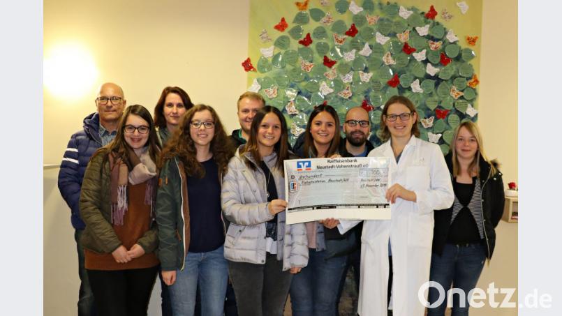 Der Vorstand der Kolpingsfamilie Waldthurn überreicht den Spendenscheck an Stephanie Kuchlbauer (Zweite von rechts), die sich herzlich für die finanzielle Unterstützung bedankt. Bild: fla