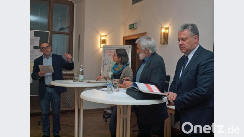 Gero Wieschollek (links) von Geografie & Service Regensburg moderiert die Talkrunde mit Julia Stanger von "RENN.süd", VHS-Leiter Manfred Lehner und Landrat Richard Reisinger. Bild: sön