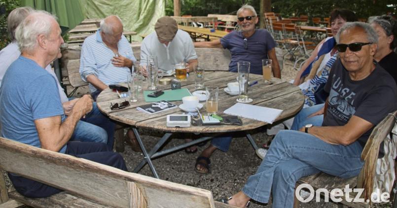 Winni Steinl (links), Achim Hüttner (Mitte, mit Sonnenbrille), Christine und Gabi Volke sowie Hans Cash Märten (rechts) haben eine neue Mission: Sie wollen die Altstadt und die Kastanien im Casino-Biergarten retten. Bild: jrh
