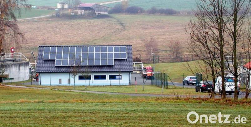 Auf der Ostseite des Betriebsgebäudes sind die Solarpanele der zweiten Anlage der Gemeinde installiert. Die Erweiterung auf der Westseite ist für 2019 angedacht. Bild: ld