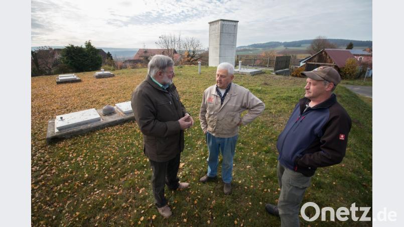 Beim Pressetermin mit Bürgermeister Schmidkonz am Hochbehälter sind die Mähringer über ein hoffentlich baldiges Ende des Trinkwasserproblems erfreut. Aktuell würden viele wegen des Chlorgeschmacks nur gekauftes Wasser trinken. Bild: dtr