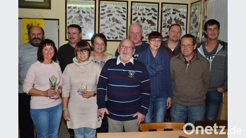 Vereinsvorsitzender Alfred Sauer (links) und Zuchtwart Karl Schön (Mitte) gratulieren den neuen Vereinsmeistern Hans Moritz, Stefan Stauber, Andrea Schultes (von rechts) und Werner Flierl (Dritter von links) . Bild: fjo