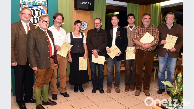 Viel Arbeit und Geduld erfordert die Ausbildung von Jagdhunden. Diese fünf Herren (von rechts) bestanden die Prüfungen mit ihren Vierbeinern erfolgreich – auch dank des Engagements von Gerhard Greim und Angelika Hummel (Dritter und Vierte von links) die für das Hundewesen und die Ausbildung zuständig sind. Bild: bgm