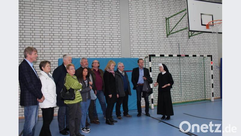 „Wir haben immer ein Interesse, dass Bildungseinrichtungen gut ausgebaut sind“, versichert SPD-Kreistagsfraktionsvorsitzender Winfried Franz (Dritter von rechts) beim Besuch der Realschule Auerbach. Davon überzeugen sich er und seine Kollegen in der sanierten Turnhalle. Schulleiterin Schwester Lioba Endres gibt ihnen einen Wunsch mit: „Wir möchten auch ganz bald an das schnelle Netz angeschlossen werden.“ Bild: cs