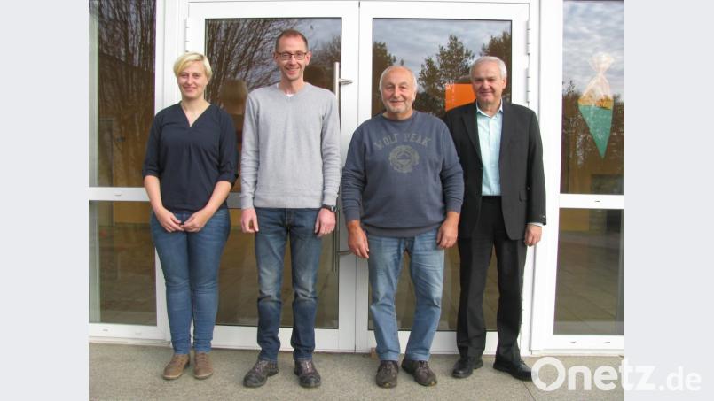 Bürgermeister Günter Kopp (rechts) heißt mit Geschäftsleiterin Kathrin König Sven Bayer als neuen Hausmeister willkommen. Ihn wird Ludwig Bayer (von links) noch einarbeiten, bevor er zum Jahresende in den Ruhestand geht. Bild: exb
