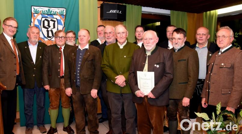 Für 25-, 40- und 50-jährige Treue zum Jagdschutz- und Jägerverband Weiden-Neustadt gratulierten Regierungsbezirksvorsitzender Alexander Flierl und der kommissarische Kreisvorsitzende Wolfgang Hohlmeier (Erster und Dritter von links) den Jubilaren. Bild: bgm