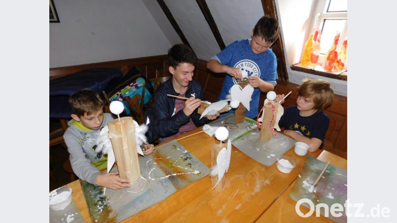 Das Gestalten eines Weihnachtsengels aus einem Holzscheit, einer Styroporkugel und aus Pappflügeln ist nur eine der Aktivitäten, die die Falken für die Jungs und Mädchen vorbereitet haben. Bild: hai