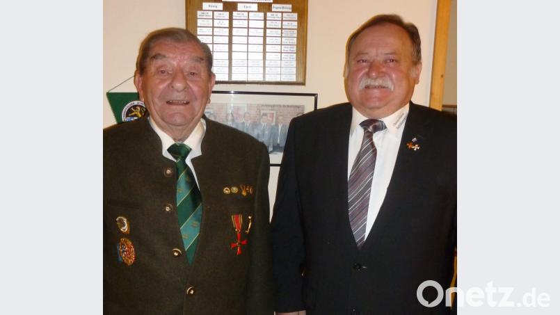 OSB-Ehrenmitglied Josef Lotter gratuliert OSB-Ehrenmitglied Ludwig Mayer (rechts). Bild: exb