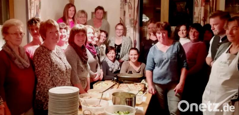 Rund um die Knolle dreht sich alles beim Kochabend der BBV-Landfrauen. Sie sehen Referentin Erika Brandl über die Schulter. Bild: le
