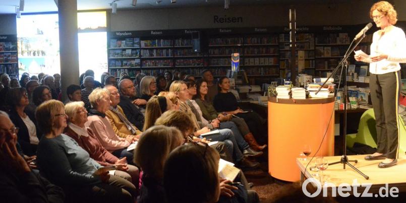 Spannung, Humor und Historisches: Maria Rupprecht und Kolleginnen stellten in der Buchhandlung Rupprecht 16 nach ihrem persönlichen Geschmack ausgewählte Bücher für die langen Winterabende vor. Bild: Kunz