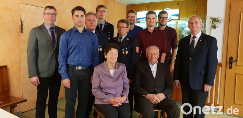 Rudolf Kappl feierte seinen 85. Geburtstag. Dazu gratulierte seine Frau Maria, seine Enkel, Pfarrer Josef Most und Bürgermeister Hermann Ach sowie die Abordnung der Feuerwehr mit Vorsitzenden Rudolf Mitlmeier. Bild: gi