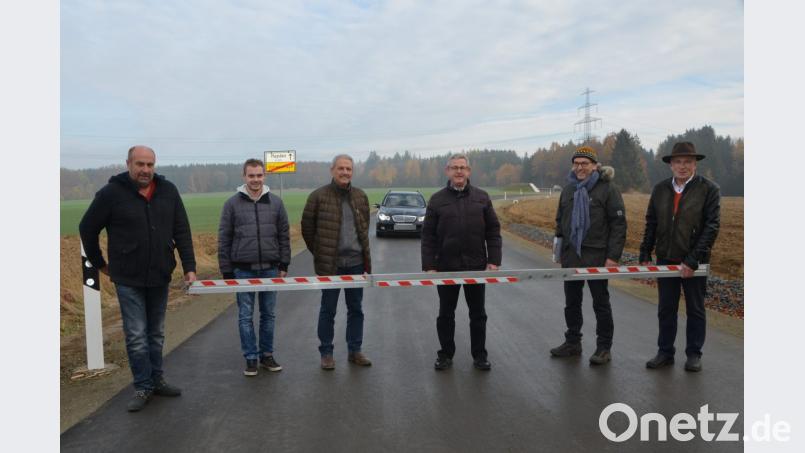 Dritter Bürgermeister Johann Gollwitzer durfte während seiner 28-jährigen Tätigkeit im Stadtrat erstmals einen Straßenzug freigeben. Bauamtsleiter Hans Balk, Dietmar Hammerl von der Bamler Bauingenieur GmbH, Willi Schmid und Daniel Groß von der Firma Scharnagl sowie Außendienstleiter Karl Frey (von rechts nach links) waren bei dem kleinen Festakt dabei. Im Hintergrund wartete bereits das erste Fahrzeug. Für die bauausführende Firma gab es allseits viel Lob. Bild: dob