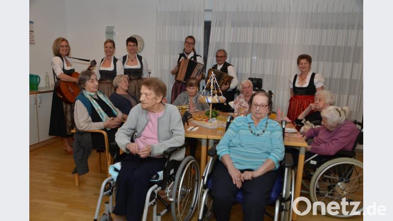 Wenn die Waldthurner Gesangsgruppe &quot;Triangel&quot; mit Claudia Wittl und Hans Fröhlich (von links) auftauchen, sind die Bewohner im Caritasheim ganz Ohr. Heimleiterin Rita Gilch (rechts) lud die Bewohner zum Heimatabend ein. Bild: dob