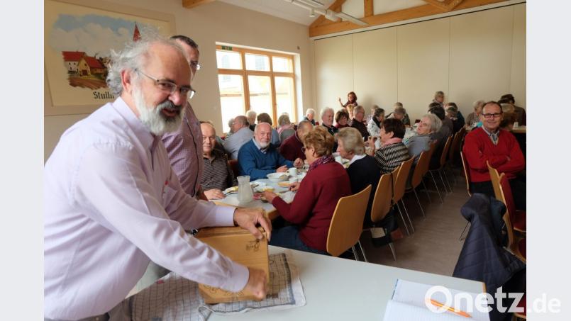 Auch Pfarrer Heinrich Rosner half beim Ausbuttern tatkräftig mit. Bild: ohr