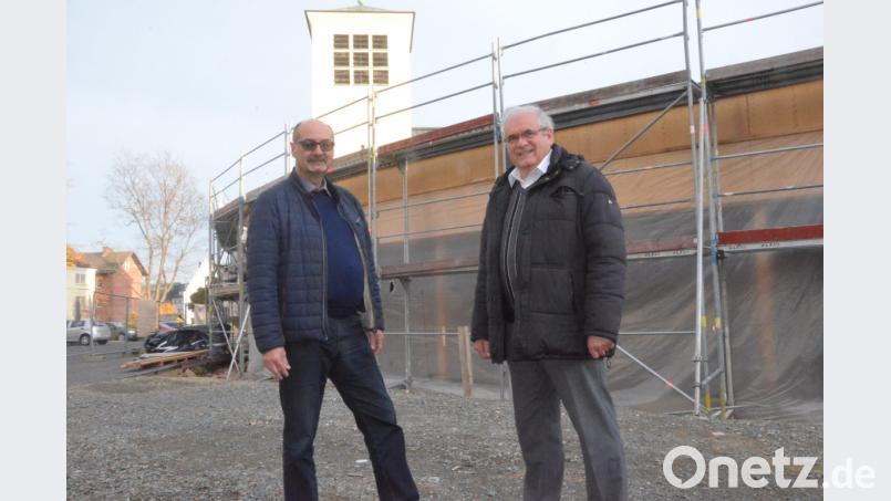 Stadtpfarrer Gerhard Pausch (rechts) und Chordirektor Peter Kosmus hoffen, dass möglichst viele Musikfreunde das Benefizkonzert am Sonntag in der Herz Jesu Kirche besuchen werden. Im Hintergrund der Rohbau des neuen Pfarrheims und die Kirche. Bild: Kunz