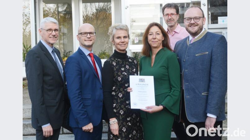 Grund zum Feiern im Schulamt Neustadt: (von links) Reiner Leibl, Thomas Unger, Christine Söllner, die neue Schulamtsdirektorin Elisabeth Junkawitsch, Beratungsrektor Dieter Bauer und Landrat Andreas Meier. Bild: Gabi Schönberger