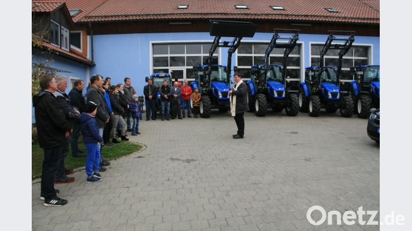 In Leugas segnet Pfarrer Maximilian Roeb Traktoren und Autos sowie deren Besitzer. Bild: wro