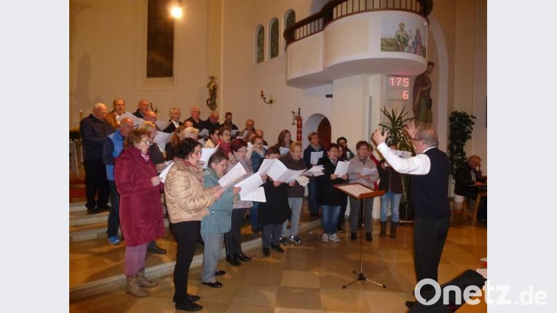 Symbolisch für die Zusammenarbeit in der Pfarreiengemeinschaft könnte man den den Chor sehen, der beim Festgottesdienst zur Großen Visitation in der Kirche singt. Es sind Sänger aus allen Orten der Pfarrei vertreten. Bild: bk