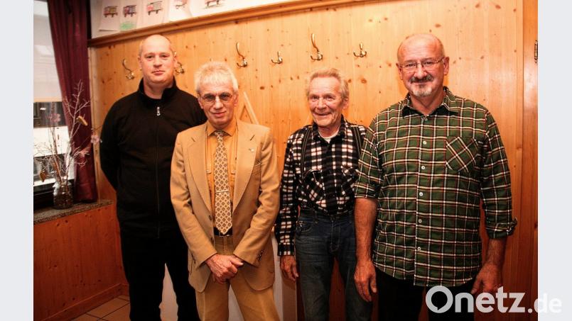 Vorsitzender Edwin Ulrich (Zweiter von links) bleibt bis auf Weiteres kommissarisch im Amt. Helmut Wildenauer (rechts) übernimmt das Amt des Schriftführers. Roland Glowka (Zweiter von rechts) wirkt im erweiterten Vorstandsgremium. Links AWO-Kreisvorsitzender Thomas Döhler. Bild: wro