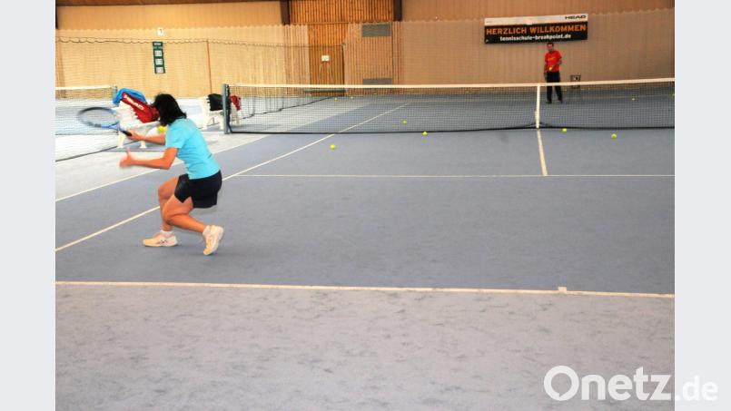 Ganzjährig täglich zwischen 7 und 24 Uhr kann hier Tennis und Badminton gespielt werden: Schon jetzt sind die Felder teils ausgebucht. Bild: ge