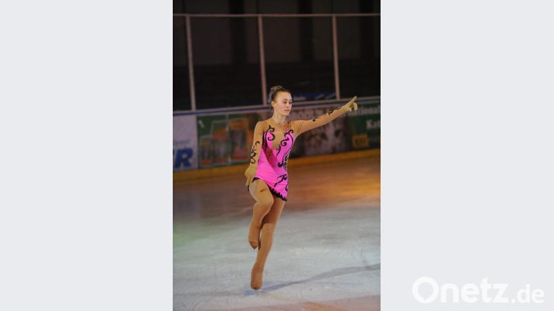 Der Schaulauf der Eiskunstabteilung des ESC Amberg ist einer der Saisonhöhepunkte. Auch für Einsteiger bietet der ESC die Möglichkeit, das Schlittschuhlaufen zu lernen. Bild: Andreas Brückmann