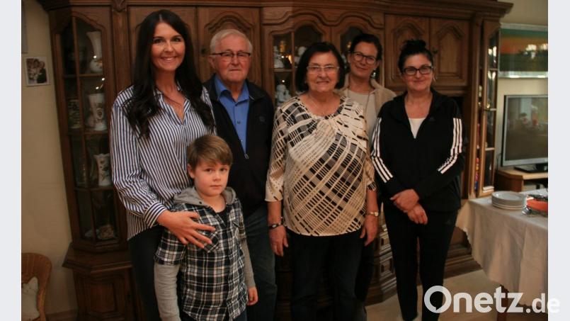 Angela Müller feiert 80. Geburtstag. Im Bild von links Enkelin Stephanie, Urenkel Julian, Hans Müller, Jubilarin Angela Müller, Bürgermeisterin Friederike Sonnemann und Tochter Christine. Bild: wro