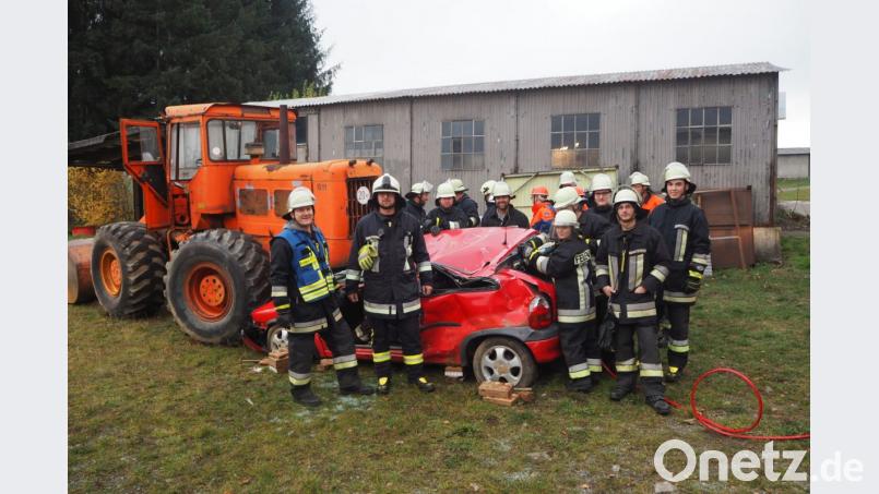 Beim Übungsszenario müssen die Feuerwehrangehörigen um Zugführer Jürgen Merold und 2. Kommandant Christian Wild eine eingeklemmte Person befreien. Bild: gz