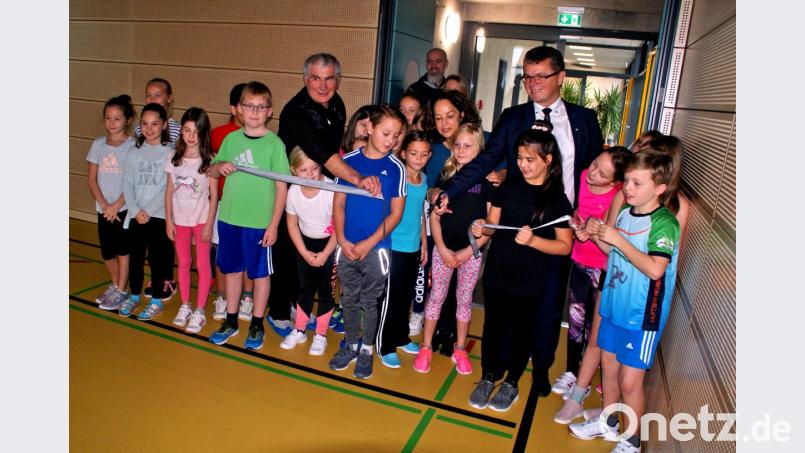 Gemeinsam mit den Kinder durchschnitten Architekt Michael Steidl, Rektorin Sabine Bauer und Bürgermeister Martin Birner das Band. Bild: agr