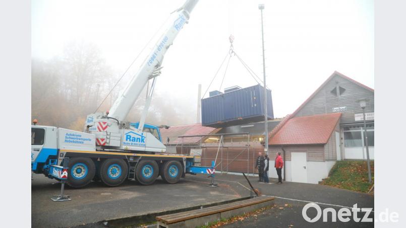 Bei Morgennebel hievte der Autokran das alte Palmöl-Blockheizkraftwerk aus dem Betriebsgebäude um Platz für den neuen Gas-Brennwertkessel zu schaffen. Auf dem Bild (von rechts) Bauamtsleiter Dieter Döppl, Bürgermeister Hans Donko und Mitarbeiter Bernhard Fütterer Bild: njn