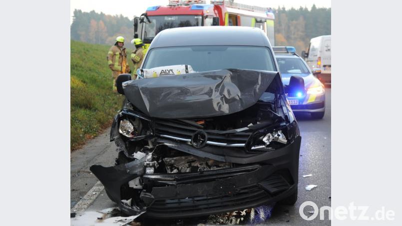Dieser schwarze VW-Caddy ist auf das Stau-Ende aufgefahren. Bild: gf