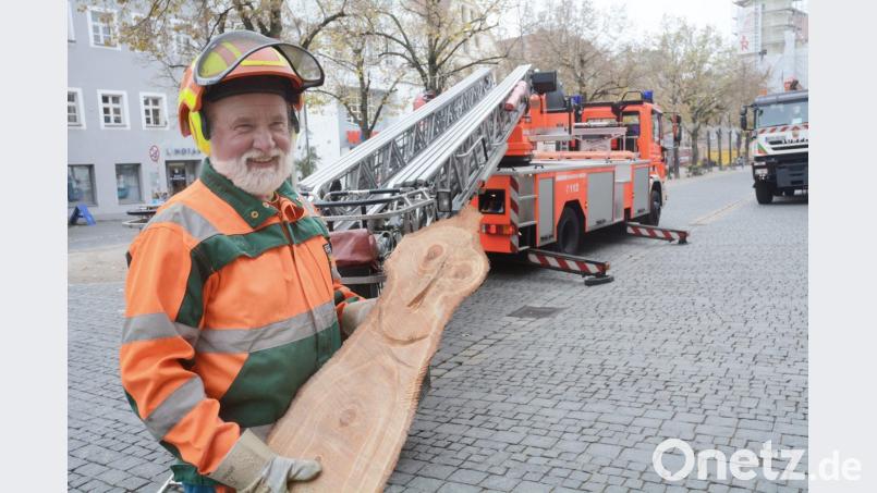 Weihnachtsbaum kommt geflogen Bild: Gabi Schönberger