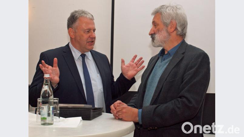 VHS-Leiter Manfred Lehner (rechts) geht Ende des Jahres in Ruhestand. Landrat Richard Reisinger hätte ihn aber gern weiter an Bord – dann vielleicht ehrenamtlich. Bild: sön