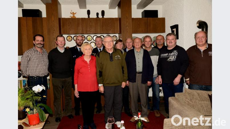 Peter Trstan freut sich mit Ehefrau Martha üer die Glückwünsche seiner Stadtratskollegen, der Feuerwehr Pleystein, des OWV-Zweigvereins Pleystein, des TSV Skiclub, des TSV Pleystein und der Siedlergemeinschaft zu seinem 75. Geburtstag. Bild: bey