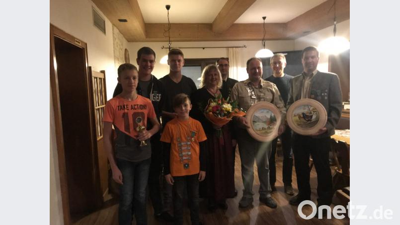 Die Würdenträger beim Schützenverein Eichenlaub Großenfalz sind (von links) Johannes Niebler, Johannes Schleicher, Jakob Rösch, Max Niebler, Waltraut Högner, Schützenmeister Michael Wagner, Alexander Rösch, Peter Pirner und Rudolf Sperber. Bild: exb