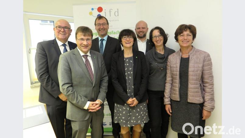 An der Einweihungsfeier nahmen Pfarrer Hans Amann, Direktor Michael Eibl, der Leiter des Inklusionsamtes, Wolfgang Eberl, die Leiterin des IFD Oberpfalz, Marina Sobe, die Mitarbeiter Matthias Frieser und Claudia Jung sowie zweite Bürgermeisterin Ulrike Roidl (von links) teil. Bild: Hirsch