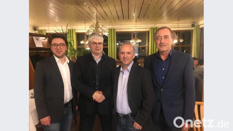 Nach der Nominierungsversammlung beglückwünschten SPD-Kreisvorsitzender Peter Wein und Ortsvorsitzender Lorenz Güntner (von links) sowie Bezirksvorsitzender Franz Schindler (rechts) den frisch gebackenen Bürgermeister-Kandidaten Stefan Rauch (Zweiter von rechts). Bild: exb