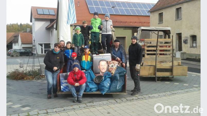 Müll, Plastikflaschen und einige Wahlplakate bringen die Helfer nach dem Ramadama mit aus den Fluren um Kürmreuth und Hannesreuth. Bild: wku