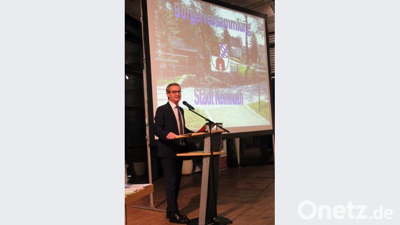 Rund 70 Minuten lang informiert Bürgermeister Werner Nickl über das städtische Geschehen in den vergangenen zwölf Monaten Bild: stg