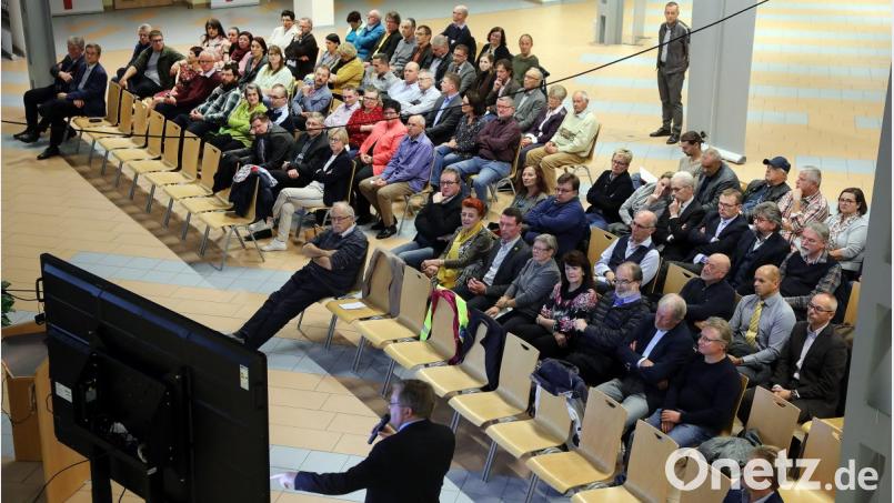 OB Michael Cerny spricht bei der Bürgerversammlung in der Aula des Beruflichen Schulzentrums. Bild: Wolfgang Steinbacher