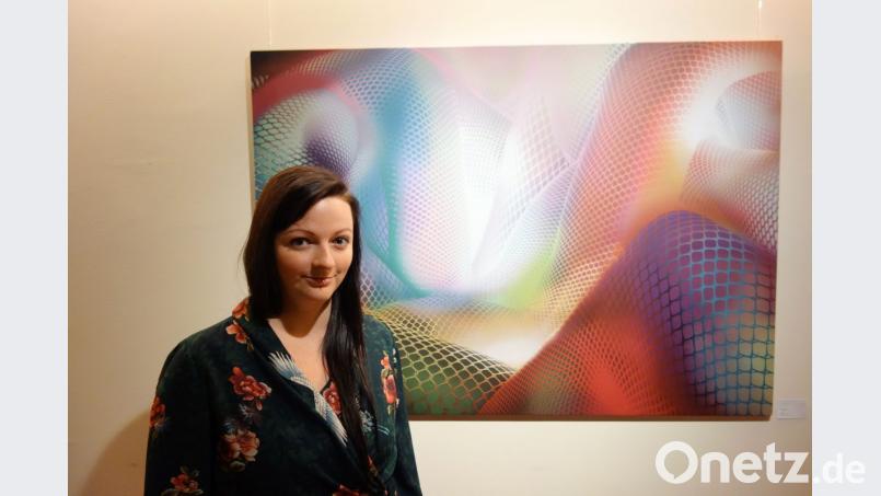 Lena Schabus präsentiert derzeit Beispiele ihrer „Bildcomposings“ im Finanzamt Regensburg. Bild: Susanne Wolke