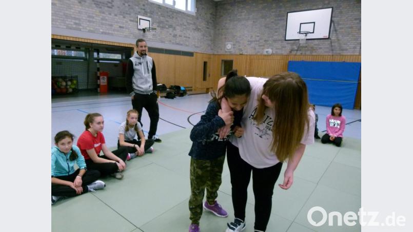 Selbstbewusstsein, Selbstwertgefühl und Selbstbehauptung fördern: Das ist das Anliegen von Andreas Fachtan in seinen Kursen an der Markus-Gottwalt-Schule. Er lehrt die Schüler aber auch, wie sie sich gegenüber einem körperlich Überlegenen wehren können. Bild: rn