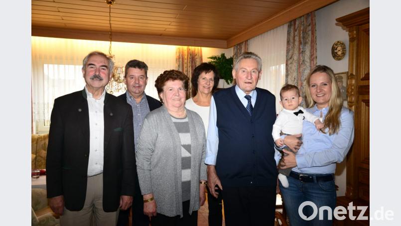 Josef und Agnes Lorenz (Mitte) feiern das seltene Fest der diamantenen Hochzeit. Dazu gratulieren Tochter Karin Meiler mit Ehemann Bernhard, Enkeltochter Michaela (rechts) mit Urenkel Leopold, Bürgermeister . Karl-Heinz Preißer überbringt die Glückwünsche des Marktes. Bild: bey